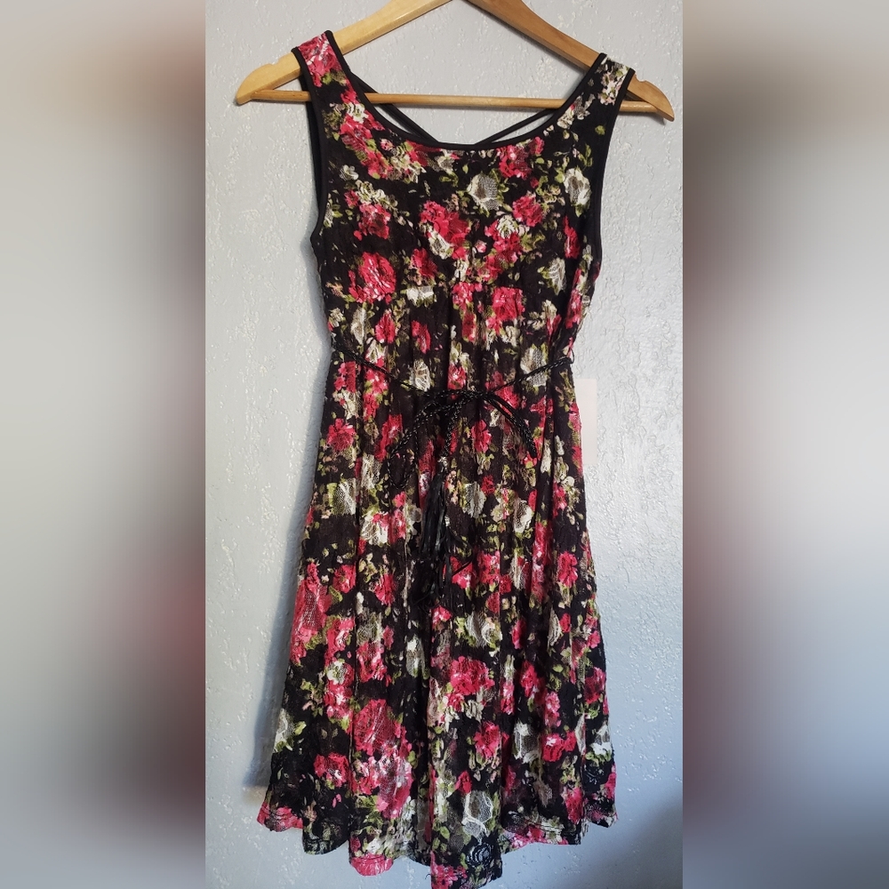 NWT Tutta Bella  Maternity short sleeves Lace Black and Red floral Dresse size M